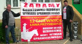 Wyszli na ulicę, bo czują się pokrzywdzeni i bezradni... [foto]