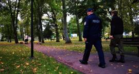 121 mandatów za niezasłanianie ust i nosa. Policjanci pilnują przestrzegania obostrzeń