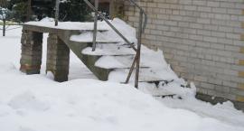 Zaśnieżone jezdnie i chodniki dają się we znaki mieszkańcom. Kto odpowiada za taki stan dróg?