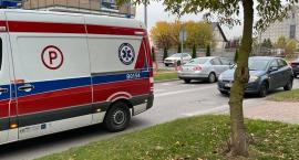 Przejeżdżał rowerem przez przejście dla pieszych i uderzył w samochód. Mężczyzna trafił do szpitala [FOTO]
