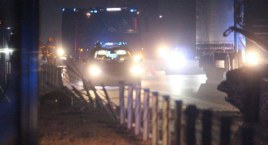Osobówka zjechała z S8 i uderzyła w barierki [FOTO]