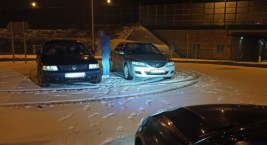 Zatrzymali się na środku ronda, aby porozmawiać [FOTO]