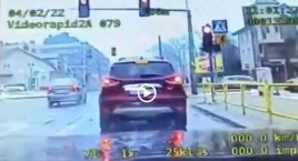 Przejechała na czerwonym świetle i to tuż przed radiowozem [VIDEO]
