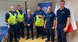 Nowoczesne kamizelki trafiły do zambrowskich policjantów z WRD [FOTO]
