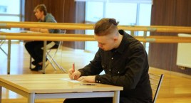 Uczniowie szkół ponadpodstawowych rywalizują o tytuł Mistrza Ortografii [FOTO]
