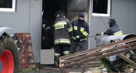 Strażacy z OSP Stary Laskowiec pomagają w usuwaniu skutków wczorajszego pożaru [FOTO]