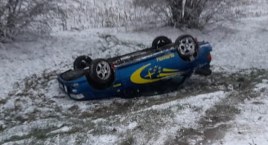 Osobówka dachowała na DW679 [FOTO]