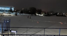 Dwoje dzieci biegnących po zamarzniętym zalewie w Zambrowie. Ten widok może mrozić krew w żyłach! [FOTO]
