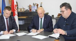 Powiat podpisał umowę na budowę boisk przy ZSA