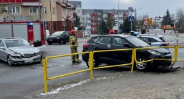 Jedna osoba w szpitalu po zderzeniu osobówek w Zambrowie [FOTO]