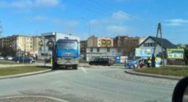Skuter zderzył się z ciężarówką. Jedna osoba w szpitalu