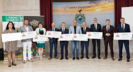 Trzy gminy z powiatu zambrowskiego otrzymały symboliczne czeki z Funduszu Wsparcia Gmin i Powiatów [FOTO]