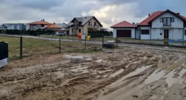 Przez błoto nie mogą dojechać do swoich domów. Czy mieszkańcy doczekają się utwardzenia nawierzchni?