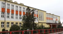 Lekcje wf na korytarzu. Radni pytają, czy są to miejsca dostosowane do tego typu zajęć
