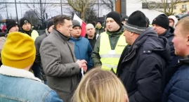 Wiceminister rolnictwa Stefan Krajewski rozmawiał z rolnikami protestującymi na ulicach Zambrowa [FOTO+VIDEO]