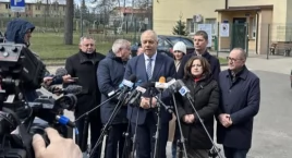 Politycy PiS przed ośrodkiem w Czerwonym Borze [VIDEO]