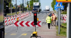 Wahadłówka, światła i zakaz wjazdu - ruszyła budowa ronda na ul. Ostrowskiej w Zambrowie [FOTO+VIDEO]