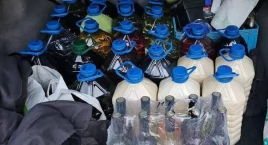 Miał w samochodzie prawie 130 litrów nielegalnego alkoholu. Wpadł podczas kontroli drogowej [FOTO]