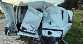 Osobówka zderzyła się z pociągiem na niestrzeżonym przejeździe kolejowym [FOTO]