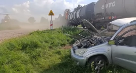 Osobówką wjechał wprost pod pociąg towarowy - VIDEO