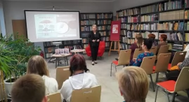 Autorka powieści “Dziewczyna z czerwoną parasolką” gościła w Miejskiej Bibliotece Publicznej w Zambrowie [FOTO]