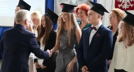 Maturzyści pożegnali mury ILO w Zambrowie [FOTO+VIDEO]