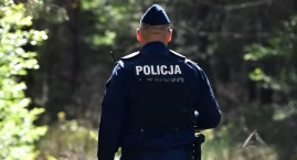 Szła poboczem ruchliwej drogi w koszuli nocnej i kap&hellip;