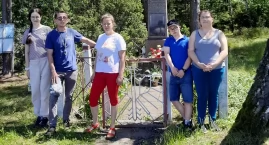 Uczniowie SOSW w Długoborzu porządkowali mogiłę w Olszewie [FOTO]