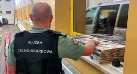 Przemytnik wpadł na granicy. Schował papierosy w siedzeniach samochodu [FOTO]