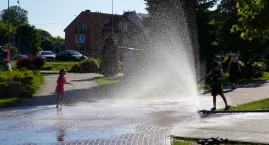 Dwie kurtyny wodne schłodzą mieszkańców Zambrowa w upalne dni [FOTO+VIDEO]