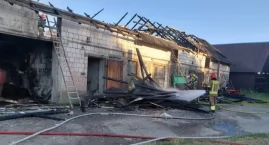 Sześć zastępów strażaków gasiło pożar budynku w gmin&hellip;