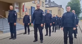 Zambrowscy policjanci robili pompki przed komendą. T&hellip;