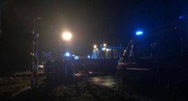 Śmiertelny wypadek na przejeździe kolejowym w Czerwonym Borze. Droga zablokowana [foto+aktualizacja]