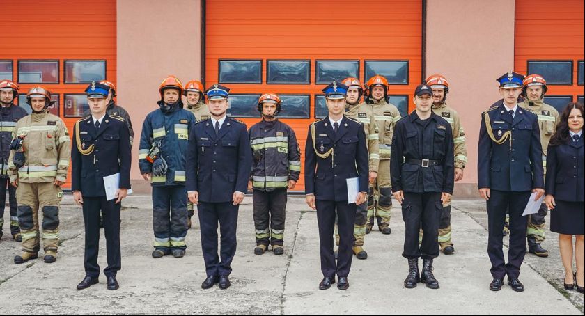 Strażacy z dyplomami 