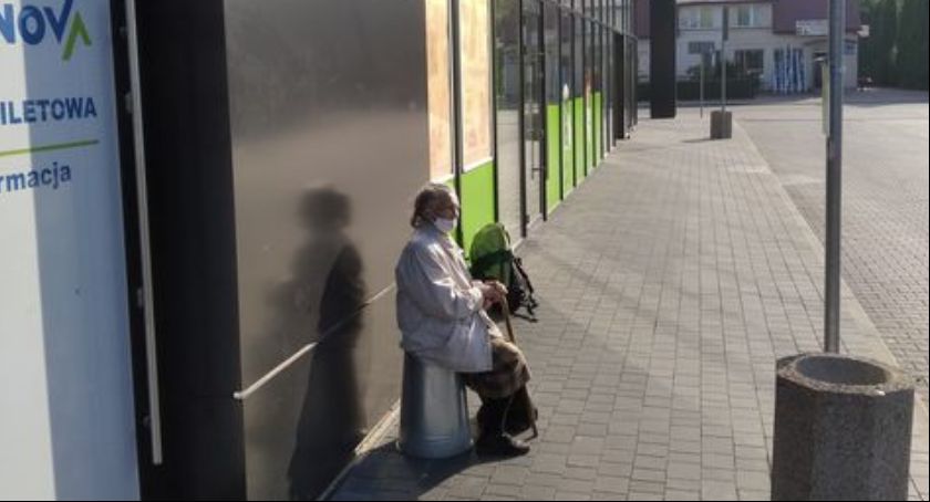 Czekając na autobus, posiedź na śmietniku, moknąc na deszczu 