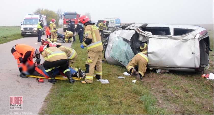 Dachowanie corsy. Dwie osoby w ciężkim stanie 