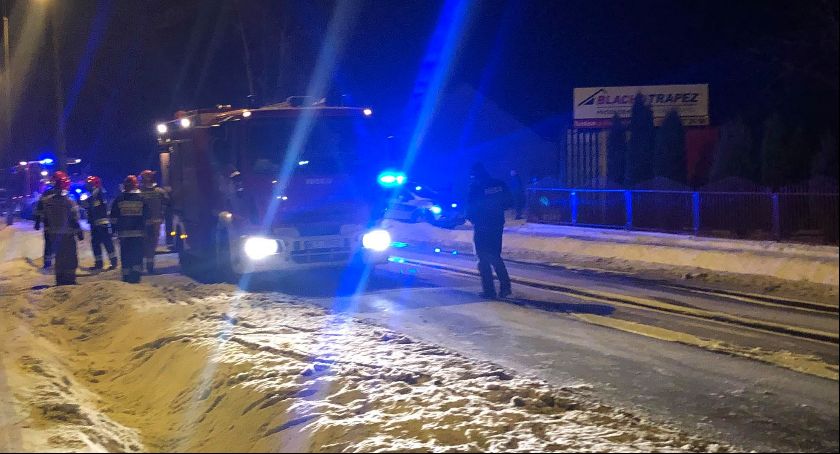 Mercedes uderzył w drzewo