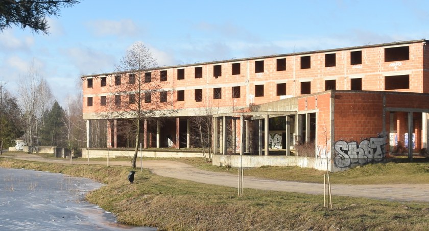 Teren z pozostałościami po niedoszłym hotelu Marwil zmienił właściciela. 