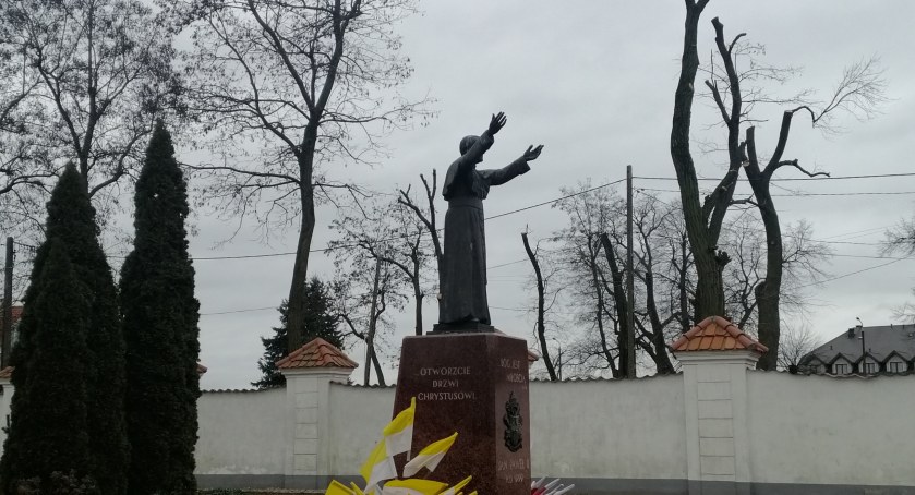 Jaki wpływ na życie parafii mają wierni? Ile dają na tacę? 