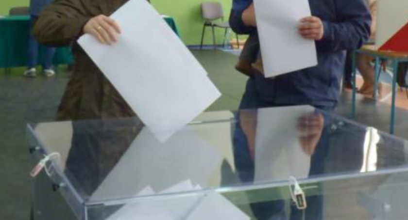 Czy władza, to „oni”, a nie my?  Co myślimy o samorządach lokalnych