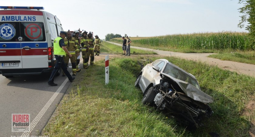 Zderzenie z belarką. Hyundai w rowie, pijany kierowca