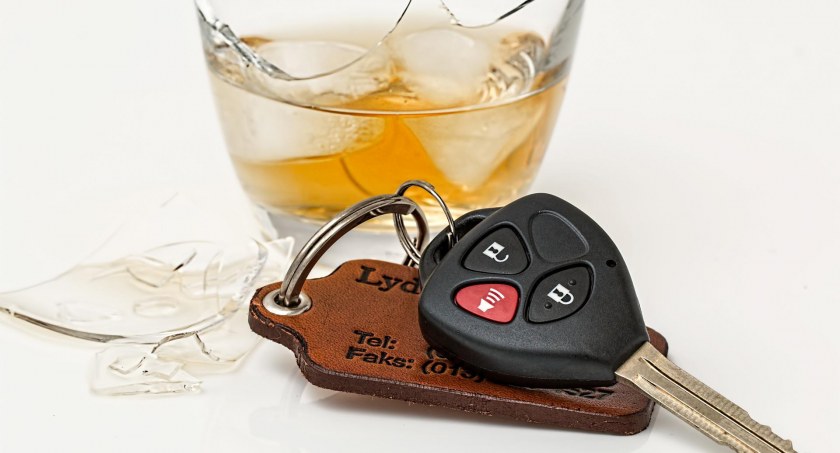 Ksiądz za kierownicą pod wpływem. Alkoholizm może dotknąć każdego