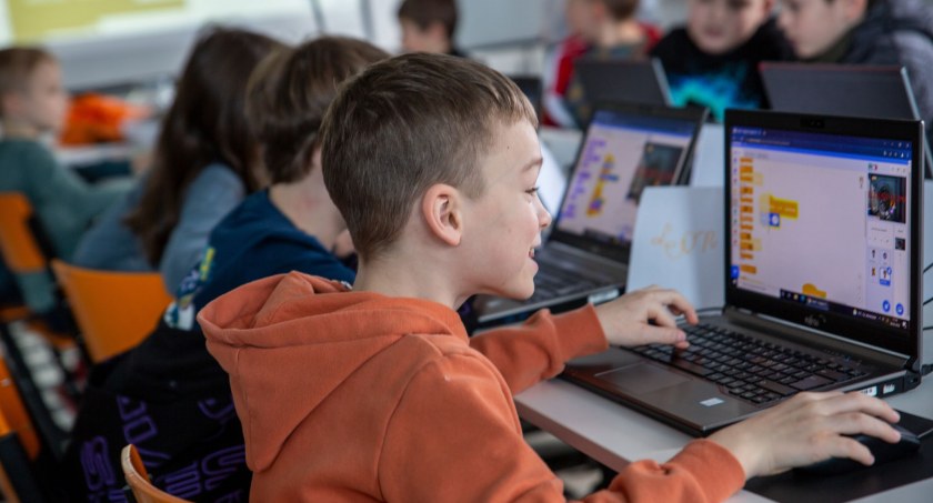 Wrzesień pod znakiem programowania i bezpieczeństwa w sieci, dzięki warsztatom dla dzieci i młodzieży 