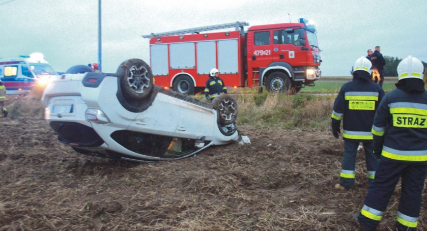 Wypadek w Runicach. Kto posprząta błoto z drogi?