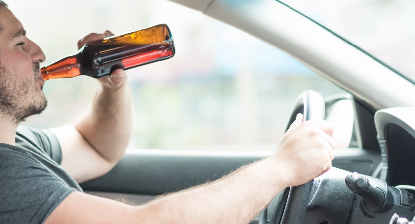 Z alkoholem za kierownicą 