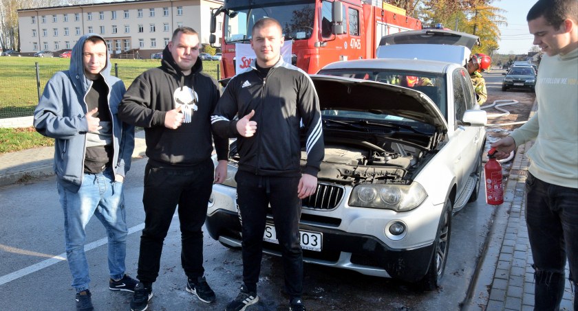 Uczniowie ugasili pożar auta