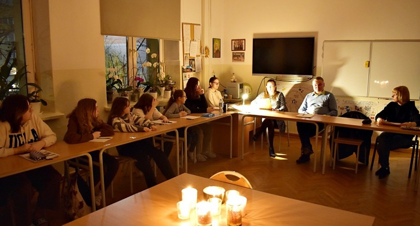 Nocne pisanie listów. Międzynarodowa akcja Amnesty International