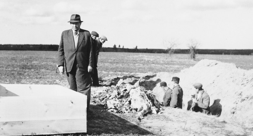 Ekshumacja zamordowanych w 1942.  Notatnik historyczny  