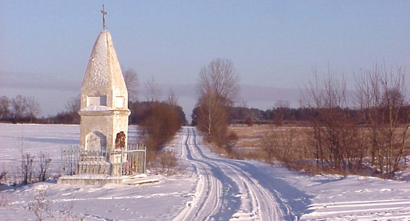 Kapliczka na rozstajnych drogach  