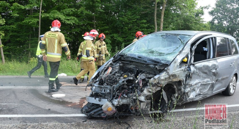 Wypadek na DK19. Zderzenie trzech pojazdów 